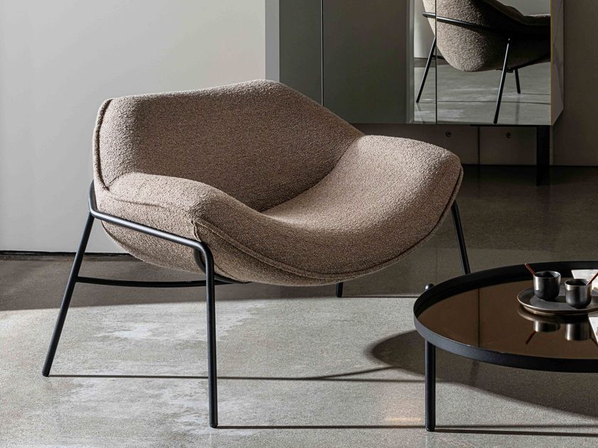 Sovet italia
ALISIA
Fabric armchair with armrests