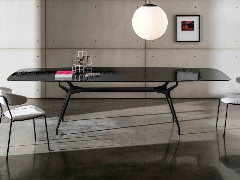 Sovet italia
ARKOS EXTENSIBLE SHAPED
Extending glass and aluminium dining table