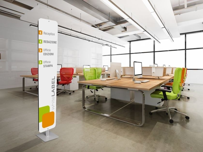 STUDIO T
IDENTITY
Double-sided advertising totem