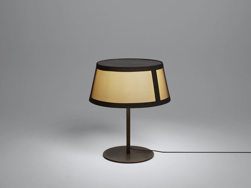 Tooy
LILLY
Halogen fabric table lamp