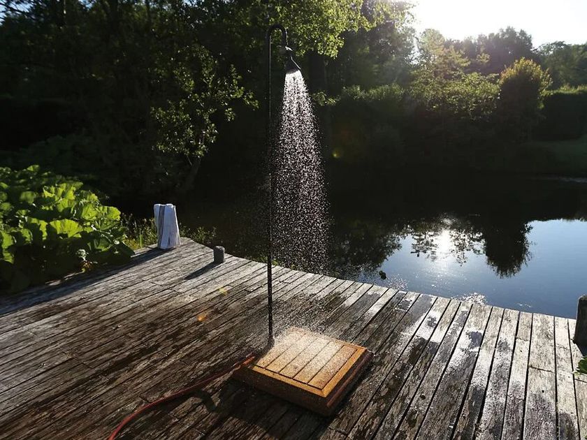 TRADEWINDS
SHOW'R
Steel and wood outdoor shower