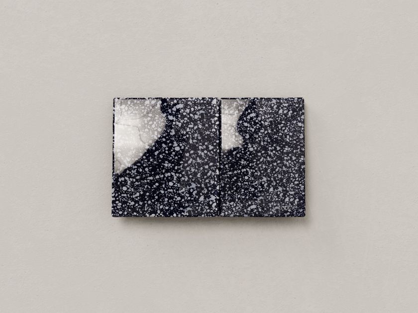 Trone
KAOLINE FLAKED BLUE
Ceramic flush plate