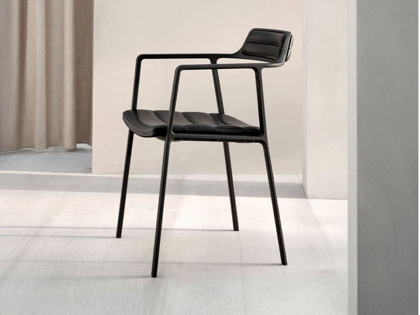 Vipp
VIPP451
Upholstered chair with armrests