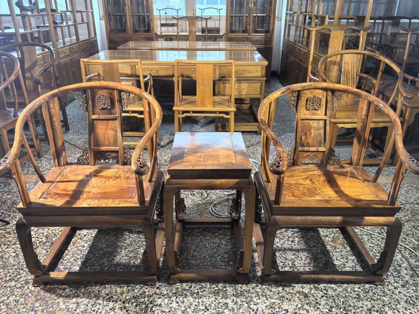 WANSHE
NANMU
Ebony chair with armrests
