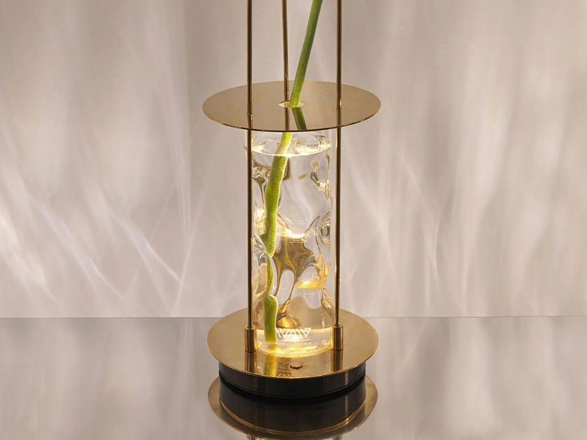 WAW COLLECTION
BEYOND
Rechargeable glass and metal table lamp with dimmer