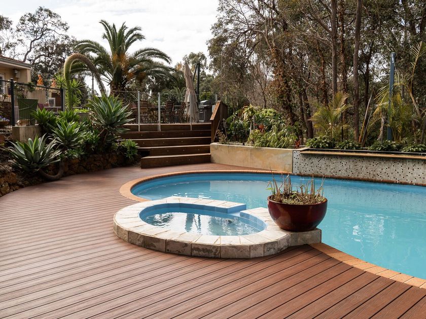 YARDCOM
ESSENCE SERIES
Composite wood decking