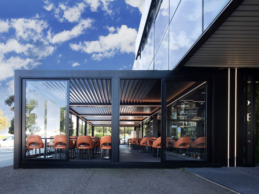 YCO
WATERPROOF
Wall-mounted bioclimatic aluminium pergola with adjustable louvers
