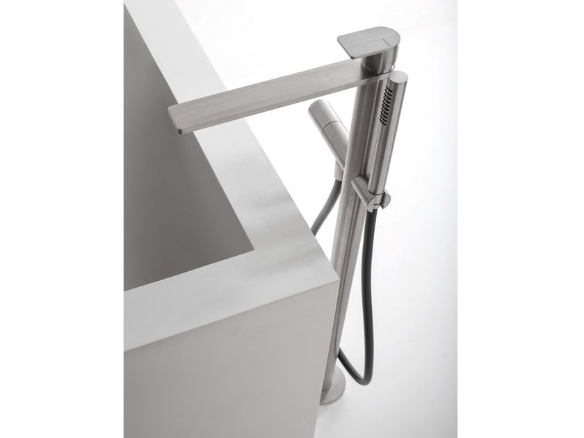ZAZZERI
Q316 3400W110A00 / 3300B100A00 / 3400MA02A00
Floor standing stainless steel bathtub mixer with hand shower