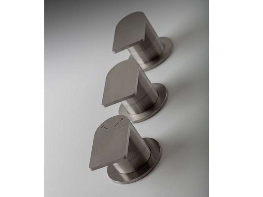 ZAZZERI
Q316
Thermostatic stainless steel shower mixer