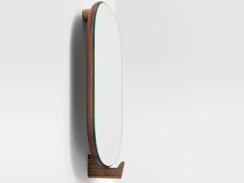 ZEITRAUM
AD ORE
Oval framed wall-mounted solid wood mirror